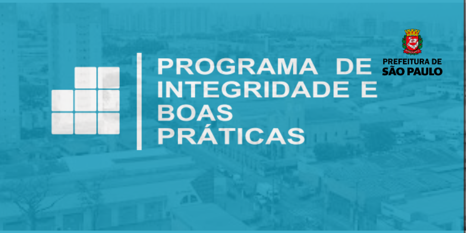 A imagem é uma arte institucional da Prefeitura de São Paulo. Sobre um fundo azul com transparência — que permite ver, em segundo plano, uma paisagem urbana com edifícios, ruas e casas — aparecem os seguintes elementos principais:  No lado esquerdo, há um logotipo composto por nove quadrados brancos organizados em um formato de grade 3x3, com um pequeno espaçamento entre eles. Um dos quadrados no canto superior direito está deslocado para cima, sugerindo movimento ou destaque.  Ao lado do logotipo, há uma linha branca vertical que separa o ícone do texto.  Em letras brancas grandes e em caixa alta, está escrito: 