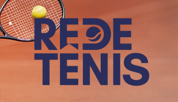 Na imagem, Logo da Rede Tênis, com a raquete e uma bola de tênis logo atrás.