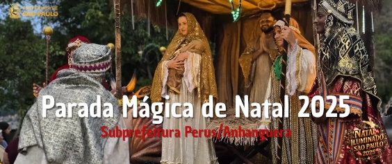Arte com as escritas: Parada Mágica de Natal 2025 - Subprefeitura Perus/Anhanguera. Ao fundo há um presépio vivo representando o nascimento do menino Jesus. Aparece em cena três reis magos ajoelhados diante de José e Maria que segura o menino Jesus, o casal está de pé e atrás deles há uma manjedoura e um anjo que também está de pé com as mãos unidas em gesto de oração. 