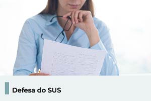 A imagem mostra um mulher com camisa azul, abaixo uma faixa com texto descrito 