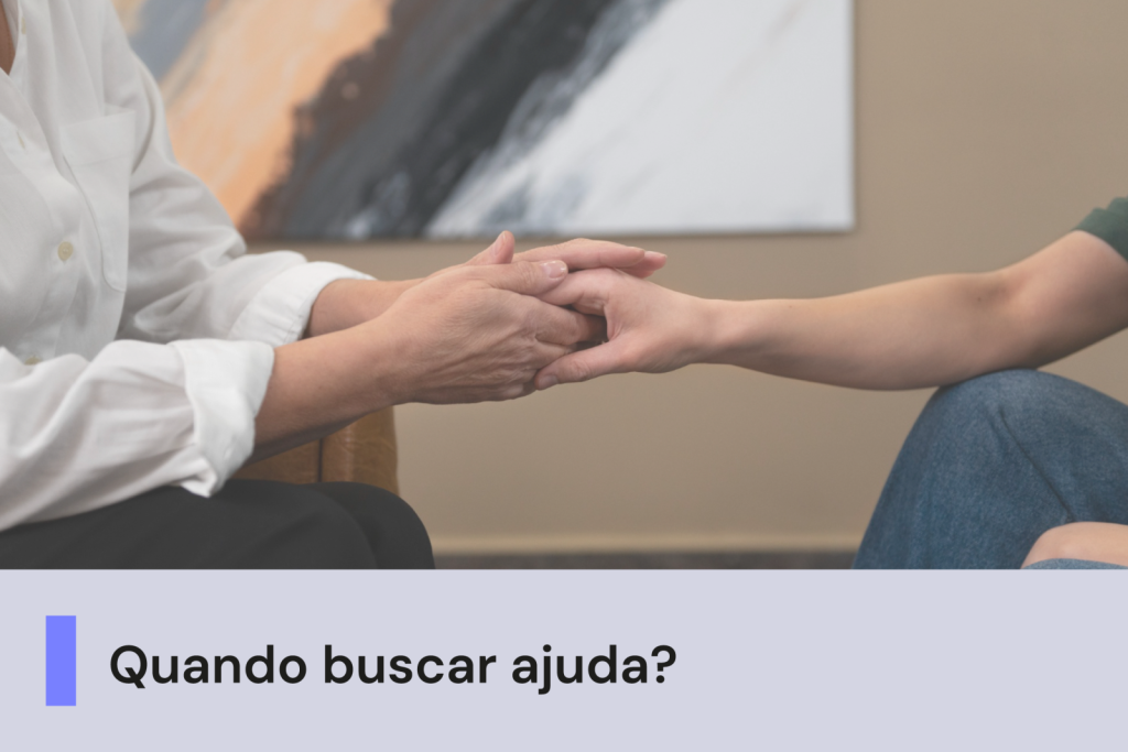 A imagem possui mostra uma pessoa segurando a mão da outra.  Abaixo, uma faixa com o texto 