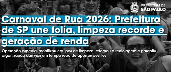 Banner horizontal com uma fotografia em preto e branco ao fundo, que mostra um grupo de pessoas sorridentes celebrando em um bloco de carnaval de rua, algumas usando óculos escuros e adereços de cabeça. Sobre a imagem, há uma faixa azul com o título em letras brancas: 