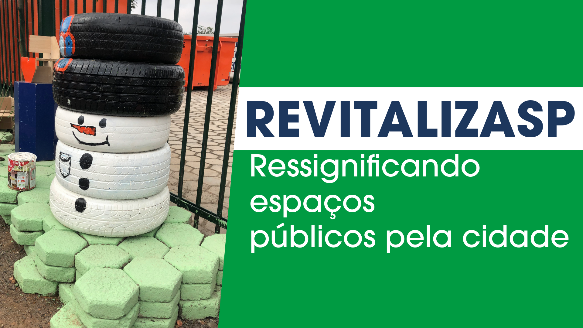 Descrição: Imagem dividida verticalmente. À esquerda, uma pilha decorativa de pneus pintados para se assemelhar a um boneco de neve, disposta sobre um piso de blocos de concreto pintados de verde-claro. Ao fundo, lixeiras industriais. À direita, um fundo verde com uma faixa branca horizontal. O texto em azul-marinho na faixa branca é 